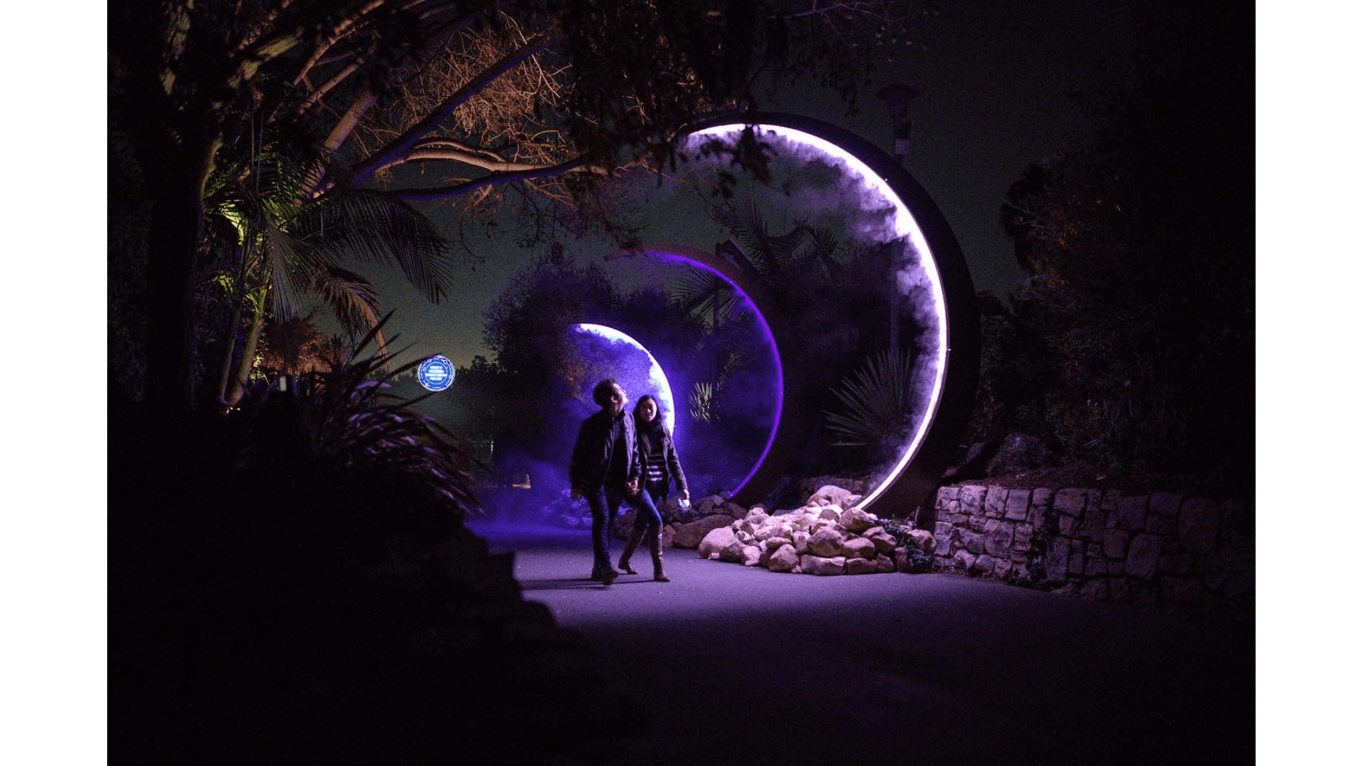 Instalación artística con aros luminosos